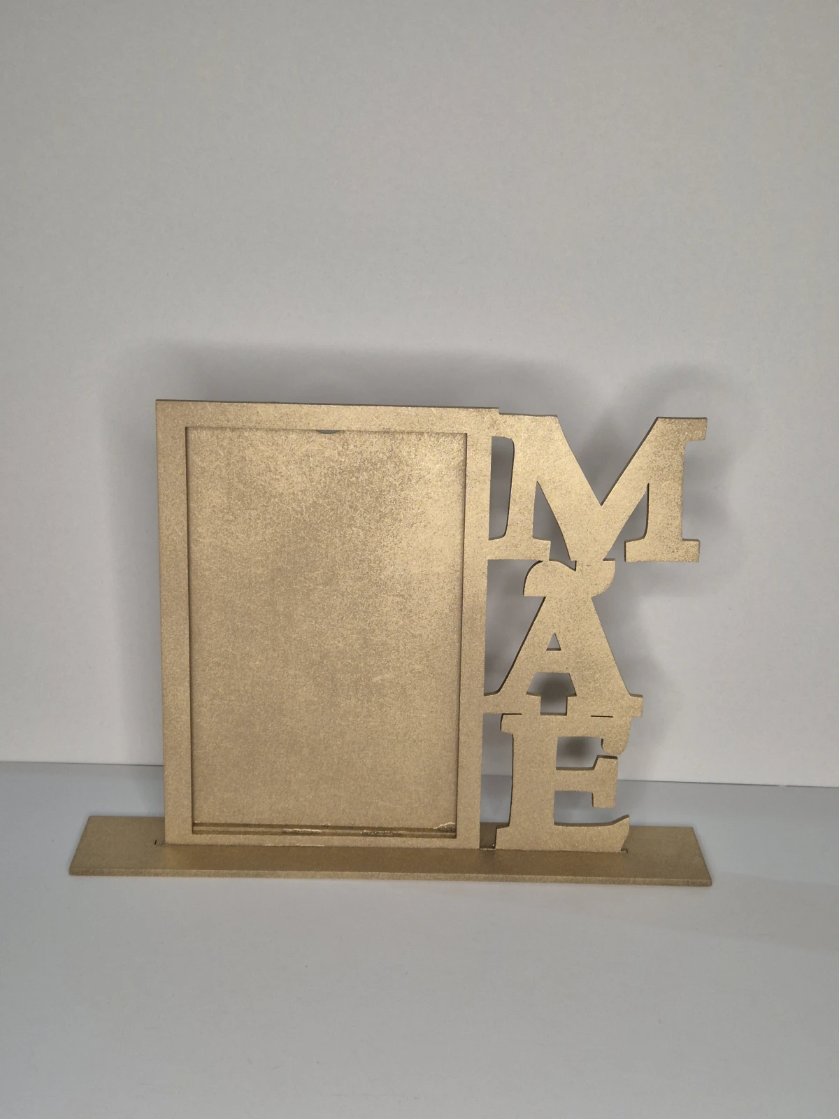 Porta-retrato de mesa com letreiro "MÃE"